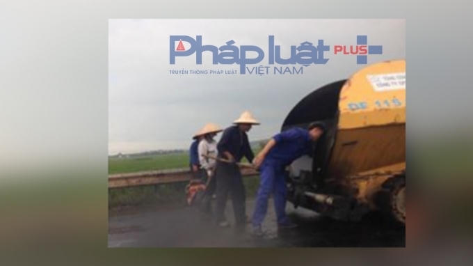 Các công nhân hối hả làm việc.