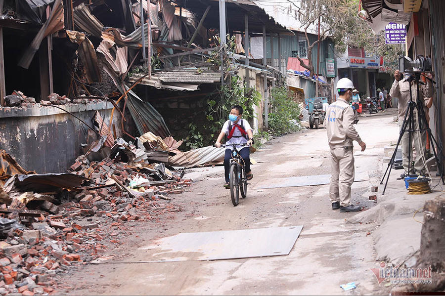 Quanh nhÃ  mÃ¡y Ráº¡ng ÄÃ´ng cá»­a ÄÃ³ng then cÃ i, chÃ¡y hÃ ng kháº©u trang, nÆ°á»c muá»i