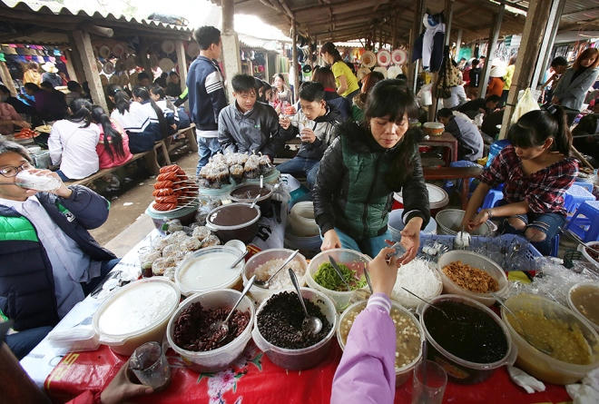 Hai dãy nhà bán đồ ăn nhanh, quà vặt như bún, phở, bánh đúc, bánh cuốn, chè...