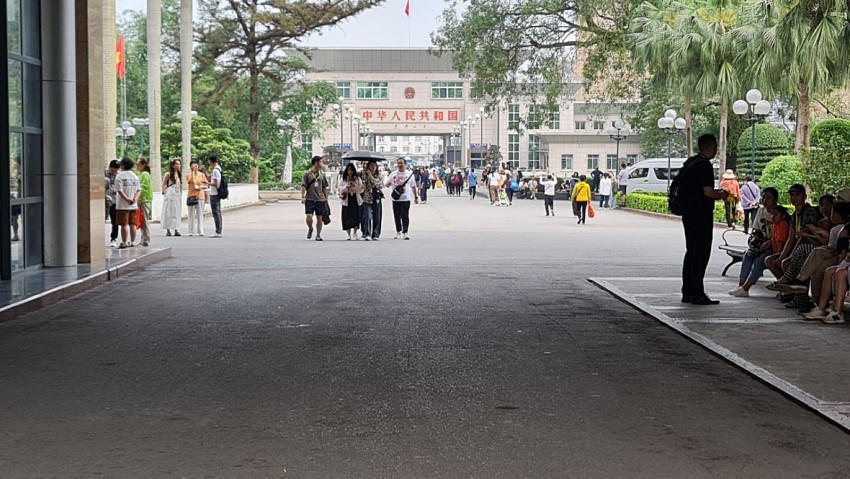 Cư dân biên giới đi lại qua Cửa khẩu quốc tế Móng Cái .