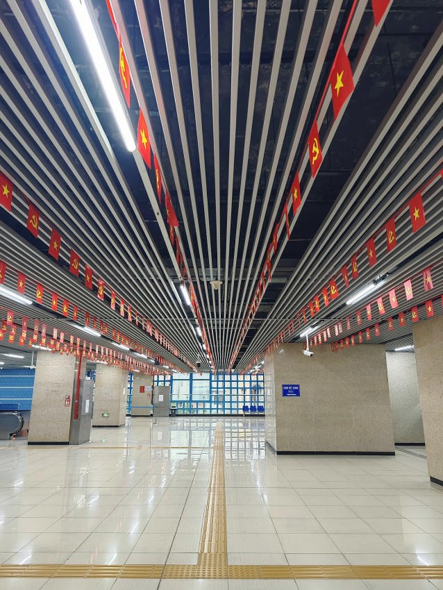 Một màu đỏ được trang hoàng khắp các sảnh nhà ga.