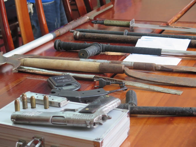 Súng ngắn cùng nhiều hung khi nguy hiểm bị thu giữ. (Ảnh Văn Hoàng).