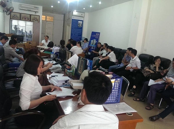 Cư dân đến Công ty AZ LAND để yêu cầu chủ đầu tư bàn giao căn hộ.