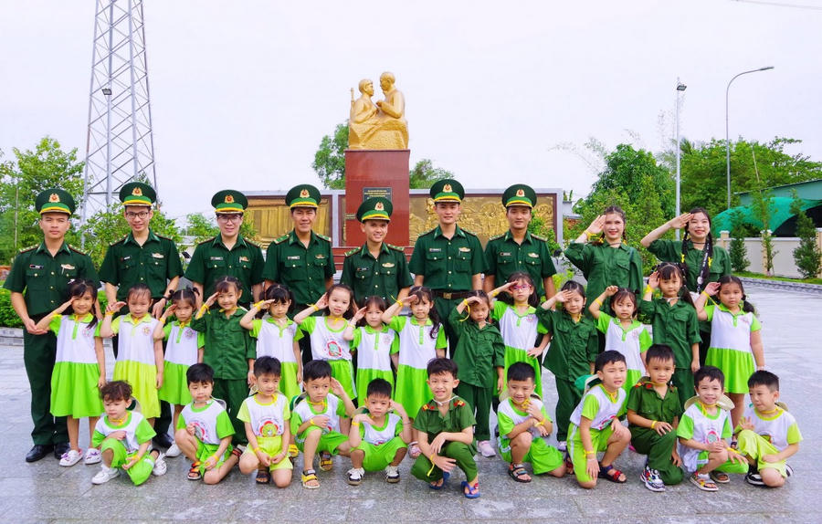 Các cháu thiếu nhi trường Mầm non Dầu Khí Cà Mau được trải nghiệm được làm chiến sĩ cùng các chiến sĩ BĐBP tỉnh.