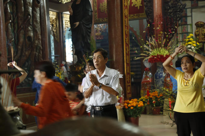 Người lớn một lòng cầu nguyện cho gia đình ngày đầu năm mới được an lành.