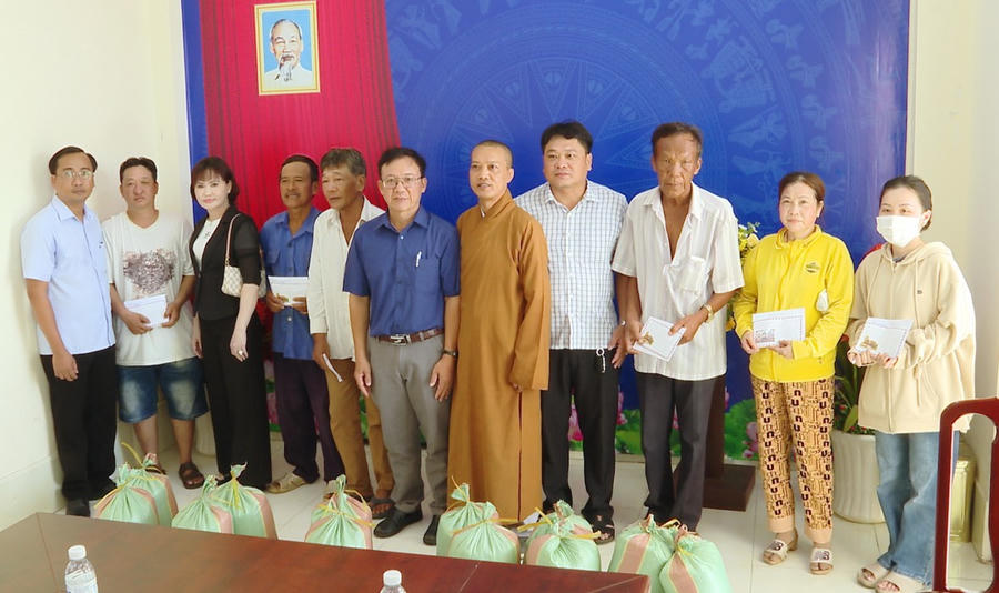 Ông Phan Bạch Đằng - Chánh Văn phòng Ban an toàn giao thông tỉnh Bạc Liêu (áo sơ mi xanh) cùng các thành viên trong đoàn thăm hỏi, tặng quà cho các nạn nhân.