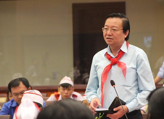 Ông Lê Hồng Sơn - Giám đốc Sở GD-ĐT trả lời ý kiến học sinh.