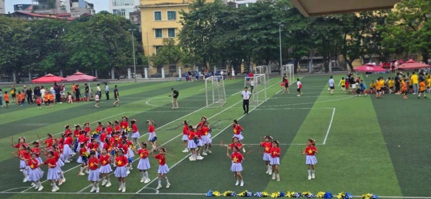 Văn nghệ trước buổi lễ khai mạc.