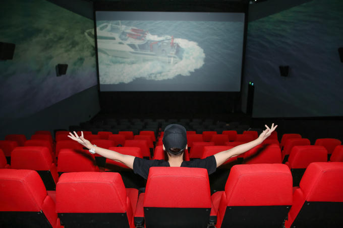 Hot vlogger Huy Cung đã lần đầu tiên đến rạp ScreenX để được đắm mình trong 3 màn hình chiếu cuộc chiến đẫm máu này.