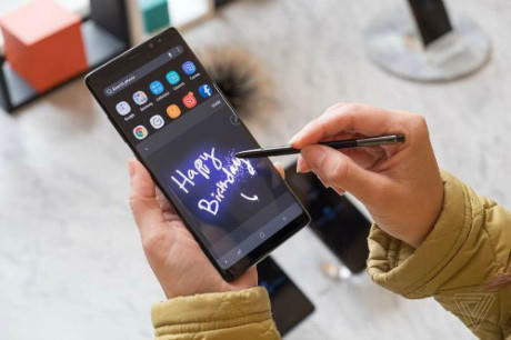 Người dùng có thể ghi chú nhanh với bút S Pen.