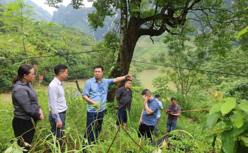 Lãnh đạo xã Đồng Văn kiểm tra thực tế khu vực có nguy cơ sạt lở cao tại thôn Tà Làng.