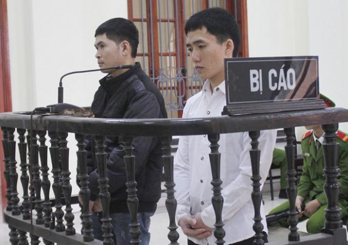 Hai bị cáo trước vành móng ngựa.