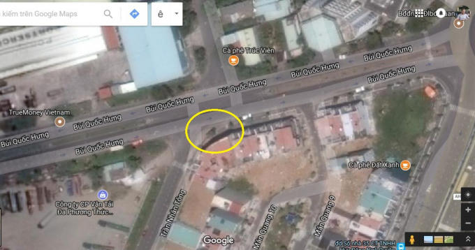 Khu vực cát, nước đổ ra mặt đường (vòng tròn màu vàng) có thể thấy rõ qua ảnh chụp vệ tinh.