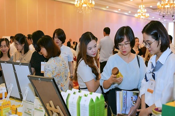 Các đại biểu tham quan các gian hàng trưng bày sản phẩm nông nghiệp hữu cơ.