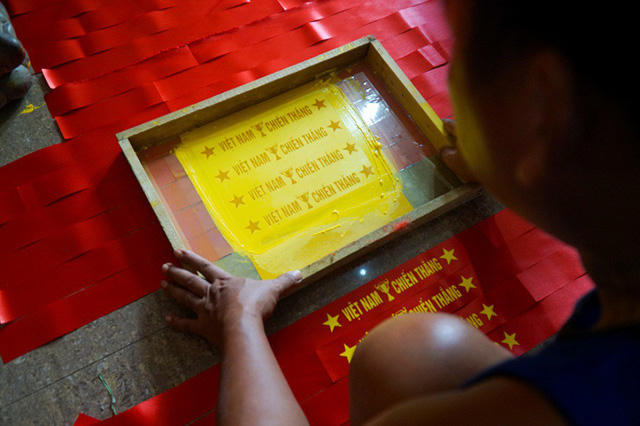 Tại ngôi làng chuyên sản xuất cờ Tổ Quốc (làng Từ Vân, Lê Lợi, Thường Tín, Hà Nội), khung cảnh nhộn nhịp, sản xuất ra những lá cờ để phục vụ những ngày lễ lớn trên cả nước, đặc biệt là nhu cầu mua cờ Tổ Quốc, cờ vẫy... cổ vũ bóng đá.
