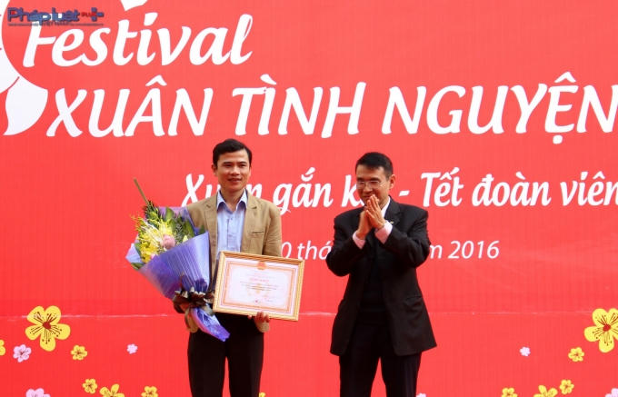 BS Phạm Tuấn Dương trao bằng khen của Hội Chữ thập đỏ Việt Nam cho Trường CĐ Sư phạm TW với thành tích xuất sắc trong phong trào hiến máu tình nguyện 2015. (Ảnh Đức Biên)