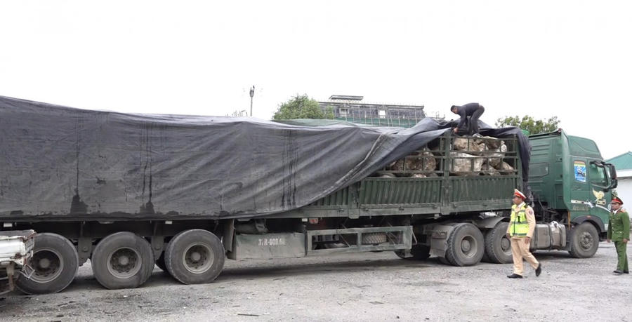 Phát hiện xe tải chở 83 tấn đá thạch anh thô không rõ nguồn gốc.