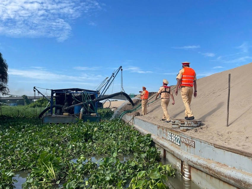 Lực lượng công an kiên quyết xử lý các phương tiện không đăng ký đăng kiểm, vận chuyển cát sỏi không chứng minh được nguồn gốc.