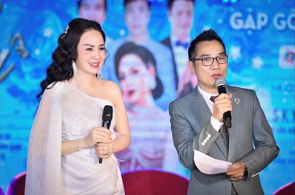 Sao Mai Khánh Ly trong cuộc họp báo Minishow “Ly”.