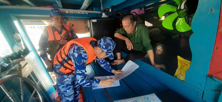 Lực lượng chức năng BTL Vùng Cảnh sát biển 4 lập biên bản tạm giữ phương tiện