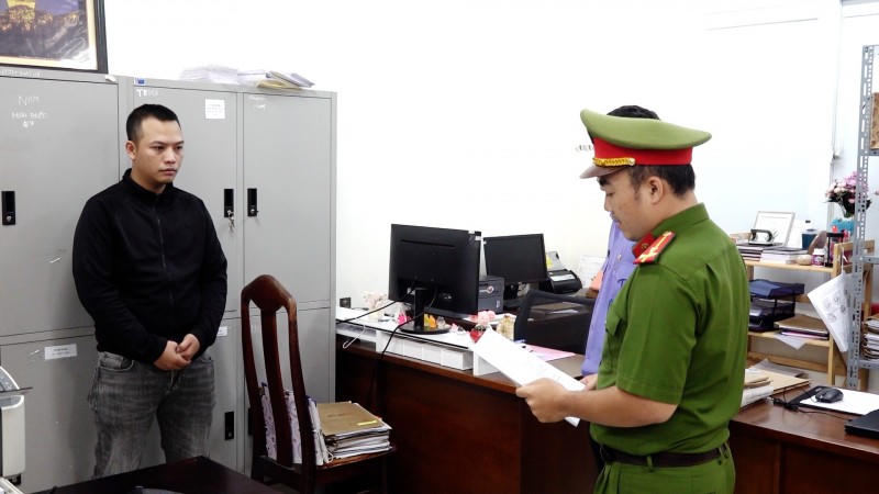 Khởi tố nam thanh niên đi xe SH tông CSGT rồi bỏ chạy.