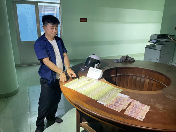 Đối tượng Tuấn cùng tang vật của vụ án.
