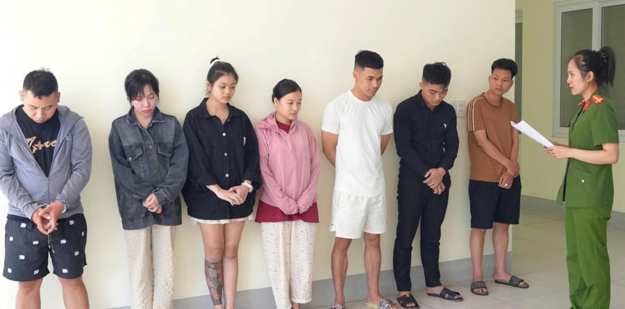 7 đối tượng bị bắt quả khi đang sử dụng chất ma túy tại phòng trọ. (Ảnh: Công an Nghệ An)