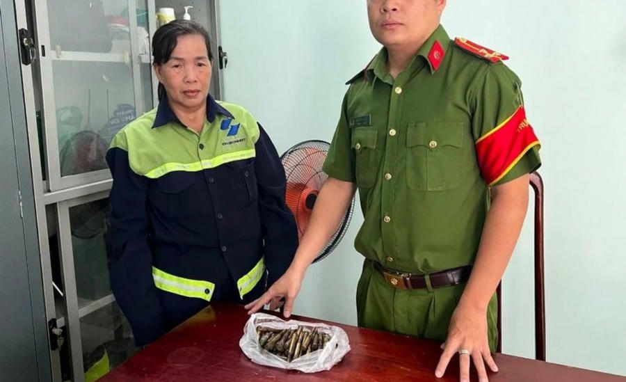Chị Trần Phạm Thùy Dung mang 52 viên đạn của súng quân dụng giao nộp cơ quan công an