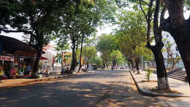 Đường phố TP Huế vắng vẻ trong sáng làm việc đầu tuần ngày 30/3.