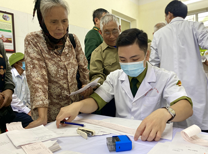 Bác sĩ Quân y thực hành khám chữa bệnh tối thiểu là 12 tháng. Ảnh nguồn Báo Quân đội nhân dân