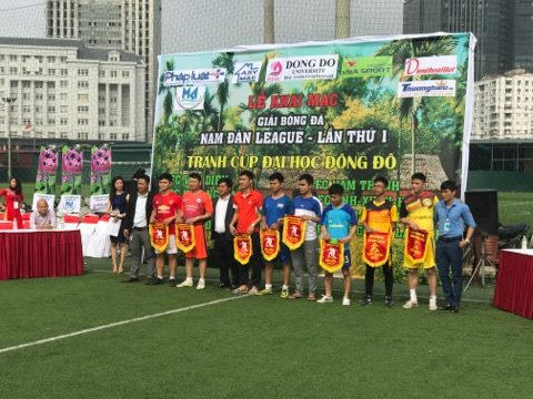 Các đội bóng tham dự lên nhận cờ từ ban tổ chức.