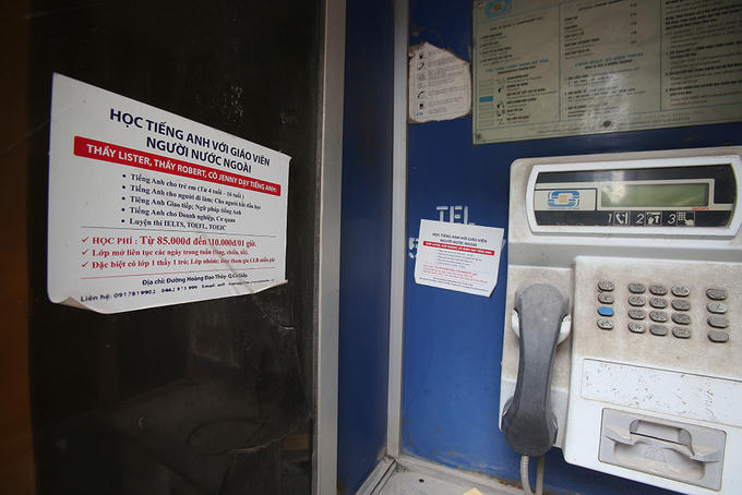 Quanh bề mặt các trạm điện thoại công cộng dày đặc quảng cáo.