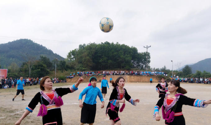 Một pha tranh cướp bóng trên không tại trận đấu.