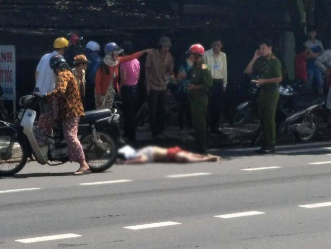 Nam thanh niên tử vong sau khi bị xe khách tông phải.