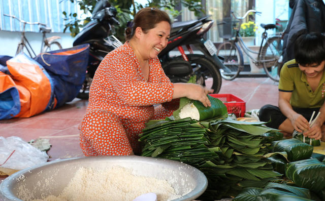 Vào những ngày cao điểm, một gia đình "làm lớn" sẽ luôn có từ 3 đến 4 thợ gói, 4 người chuyên buộc bánh, 4 người thái thịt, nấu đậu, nặn nhân bánh, 3 người gấp lá và 2 người chuyên làm việc đun nấu.