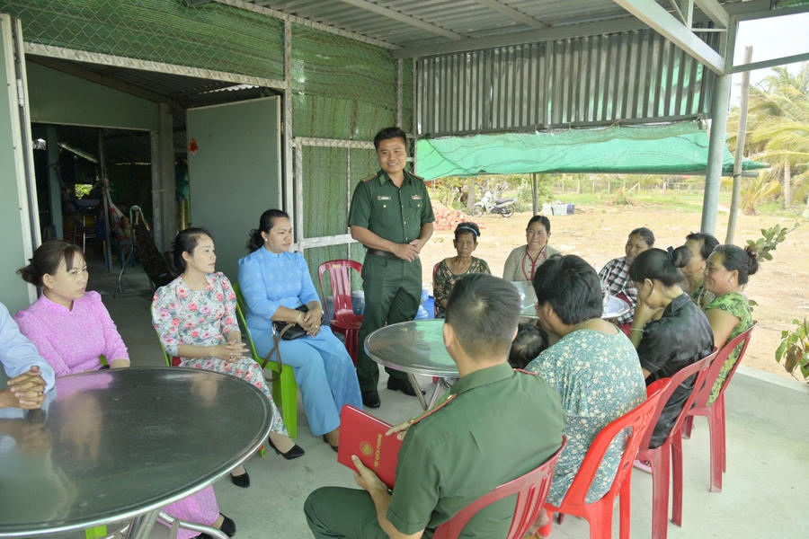 Đồn Biên phòng cửa khẩu Quốc tế Hà Tiên, phối hợp Phụ nữ, Đoàn thanh niên, Cựu chiến binh, phát động phong trào toàn dân tham gia vảo vệ an ninh, trật tự phum, ấp.