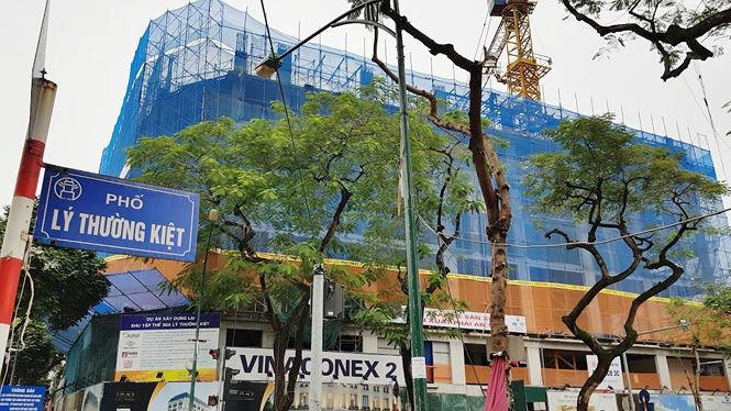 Dự án cải tạo khu tập thể chung cư cũ 30A Lý Thường Kiệt do Công ty Cổ phần Tư vấn Đầu tư Tài chính Toàn Cầu làm chủ đầu tư đang được chào bán thấp nhất là 25 tỷ đồng căn hộ. Ảnh: Ninh Phan.