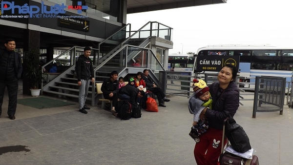 Nhiều gia đình đang tất bật để cùng người thân về quê ăn tết.