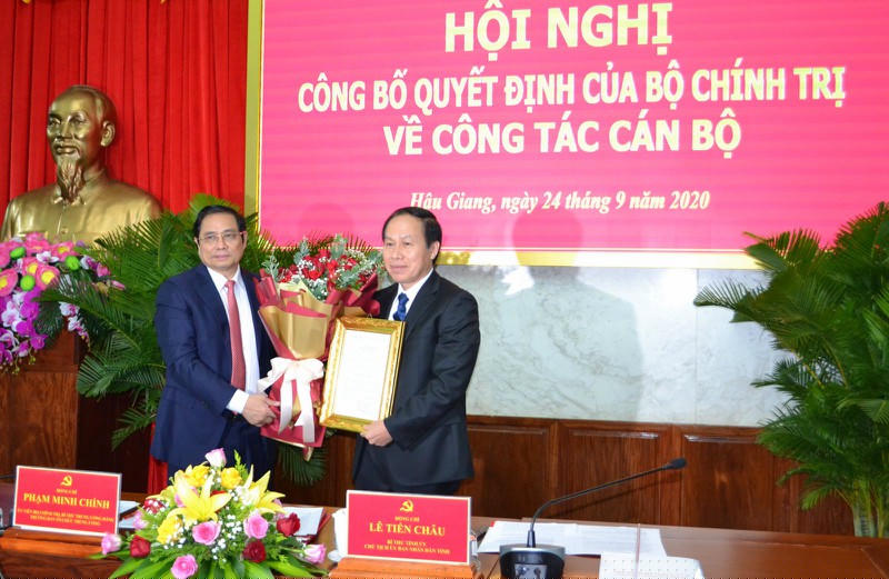 Đồng chí Phạm Minh Chính, Ủy viên Bộ Chính trị, Bí thư Trung ương Đảng, Trưởng Ban Tổ chức Trung ương trao quyết định của Bộ Chính trị về công tác cán bộ cho đồng chí Lê Tiến Châu.