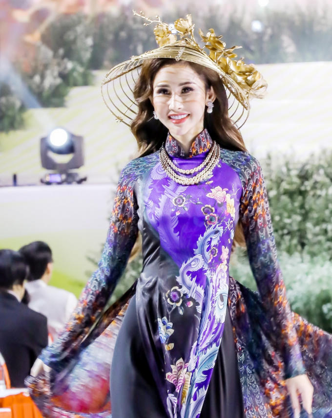 Hoa hậu Chi Nguyễn tỏa sáng trong đêm khai mạc Lễ hội Áo dài 2019