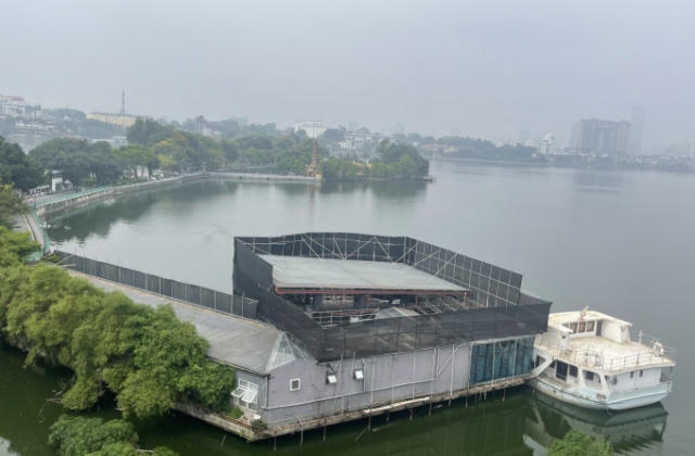 Tây Hồ (Hà Nội): Nhà hàng Bay Buffet ngang nhiên sửa chữa trái phép trên lòng hồ Tây