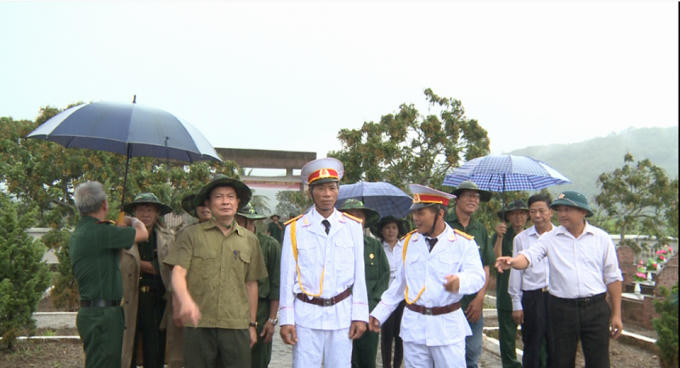 Ông Bàn Diễn Thân, Bí thư Đảng ủy, Chủ tịch Hội đồng nhân dân cùng đồng ngũ 1980 tới tri ân các anh hùng liệt sỹ xã Lục Sơn.