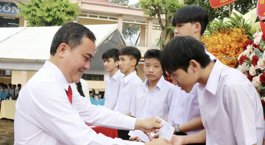 Lãnh đạo tỉnh trao quà cho học sinh. Ảnh: Ngọc Huyền.