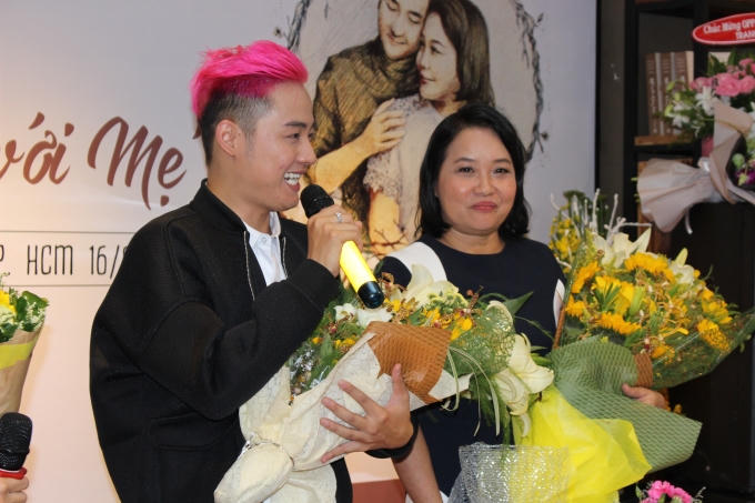 Thanh Duy hạnh phúc bên mẹ (Ảnh: Phạm Thịnh)