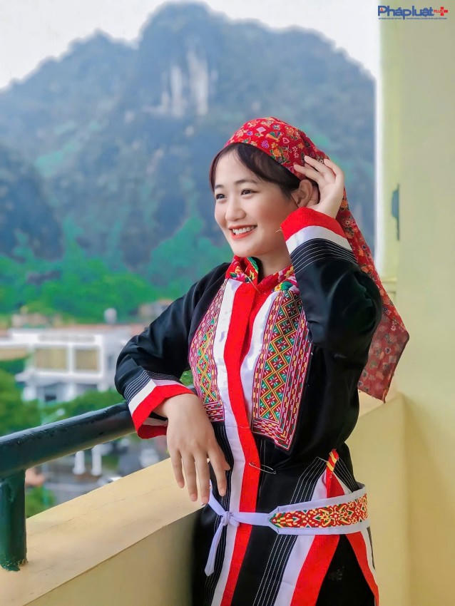 Những thiếu nữ dân tộc Dao chuẩn bị cho các nội dung chương trình nghệ thuật chuẩn bị diễn ra.