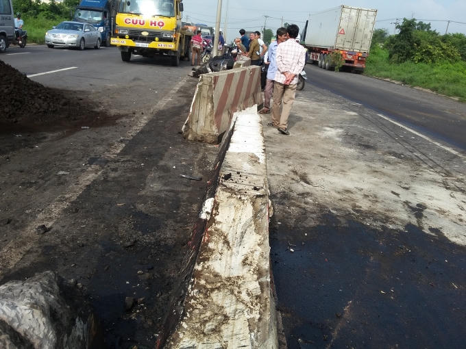 Hơn 20 mét giải phân cách bị ủi văng.