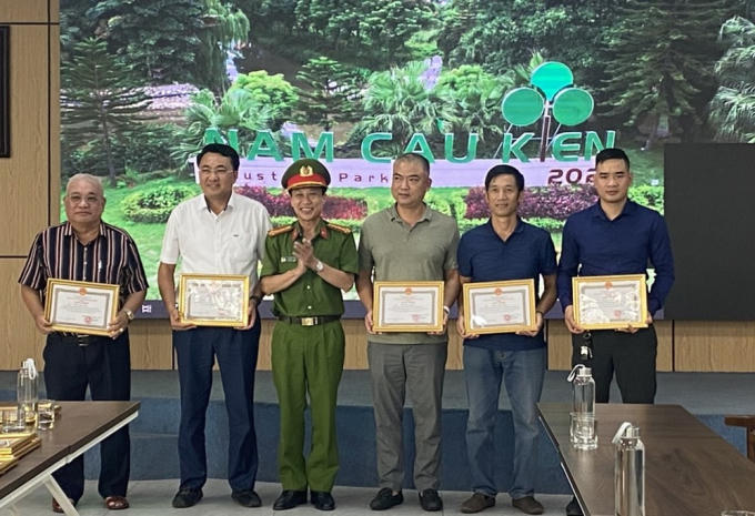 Trao giấy khen tặng các tập thể, cá nhân xuất sắc trong phong trào toàn dân PCCC tại Khu công nghiệp Nam cầu Kiền.