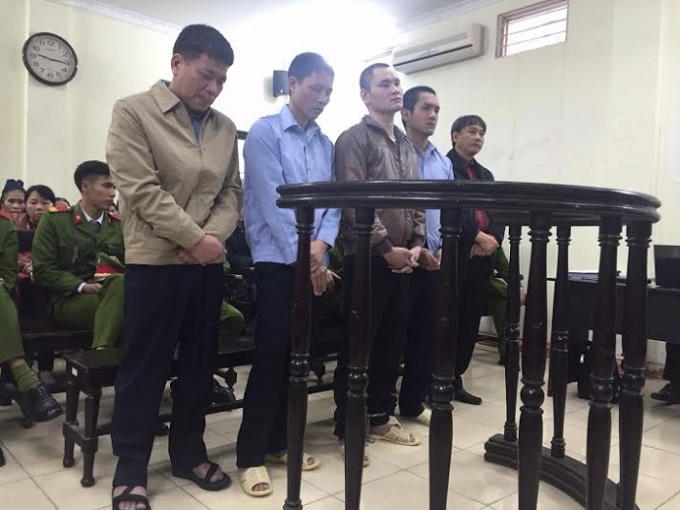 Các bị cáo trước vành móng ngựa.