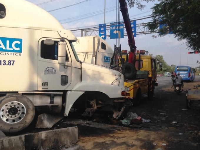 Đầu xe container bị hư hỏng hoàn toàn.