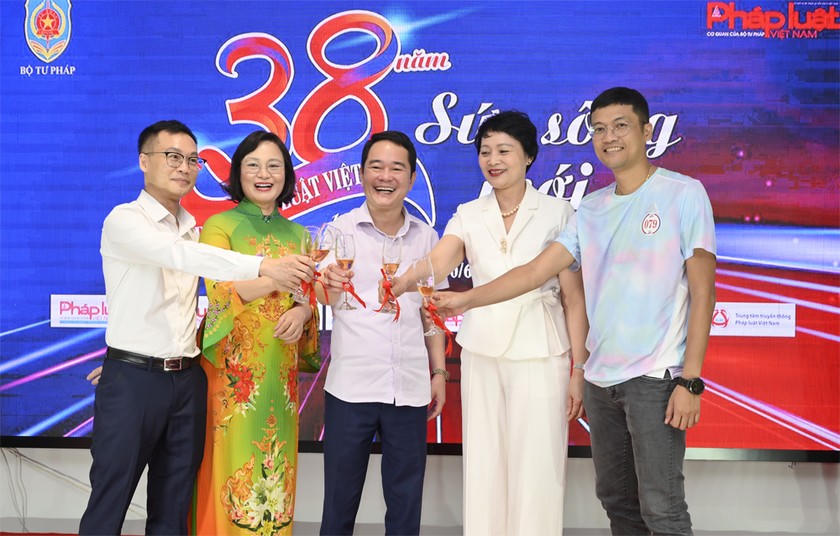 Bà Khương Thị Thanh Huyền– Chủ tịch Công đoàn Bộ Tư pháp (thứ 2 từ phải sang), TS Vũ Hoài Nam – Tổng Biên tập (thứ 3, từ phải sang) và các Phó Tổng Biên tập Báo Pháp luật Việt Nam: Nhà báo Hà Ánh Bình (ngoài cùng bên phải), Nhà báo Trần Ngọc Hà (ngoài cùng bên trái) và Nhà báo Vũ Hồng Thúy (thứ 2, từ trái sang) chúc mừng thành quả 38 năm xây dựng và phát triển Báo Pháp luật Việt Nam.